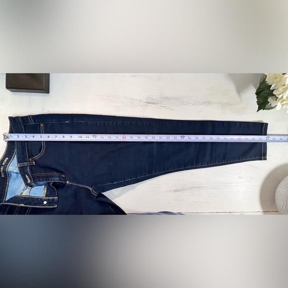 MICHAEL KORS Izzy Cropped Skinny Jean
Denim Dark Blue, Size 10 - Picture 7 of 9